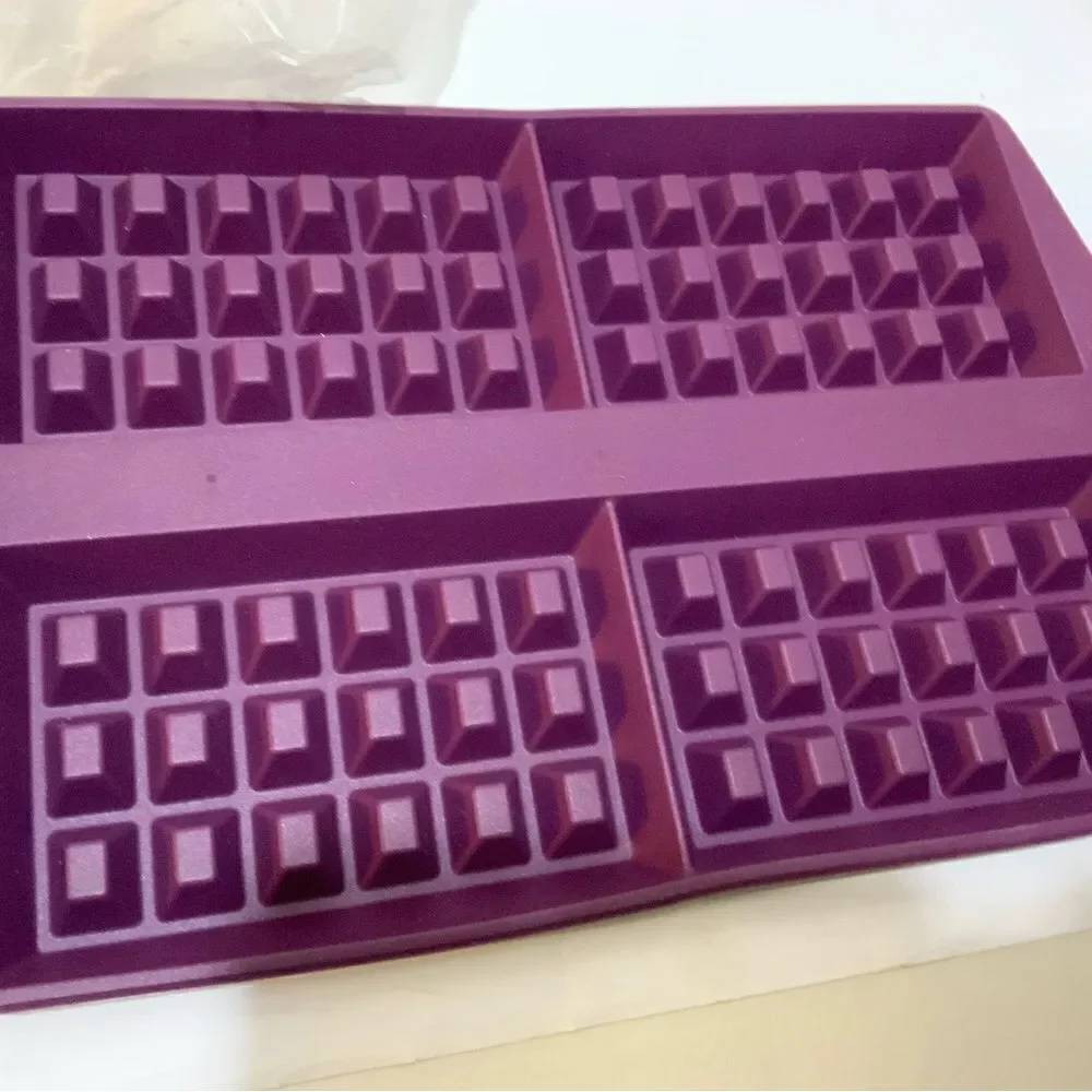 New Tupperware Silicone Waffle Form Pan